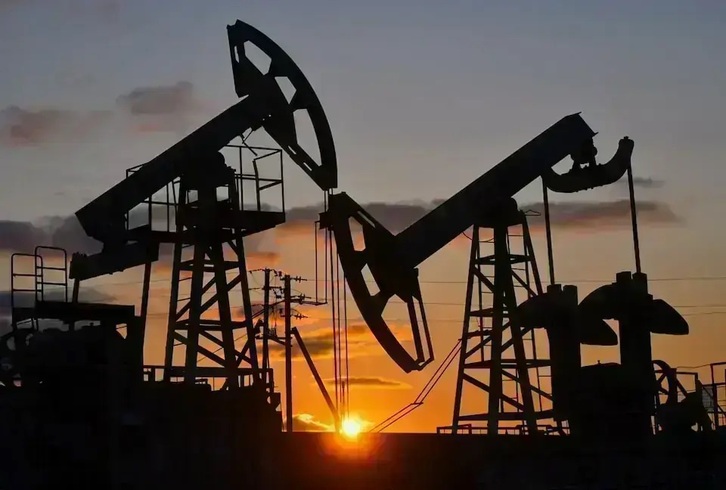 Mỹ không kích nam Iran, giá dầu Brent tăng vọt đe dọa mở cửa Eo biển Hormuz.