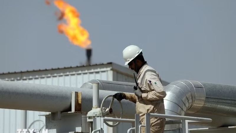 Căng thẳng quân sự leo thang và mối lo eo biển Hormuz